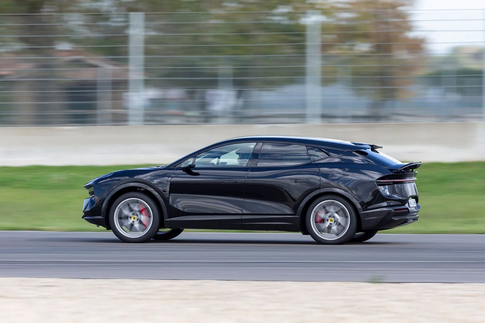 Αυτό είναι το ηλεκτρικό και πανίσχυρο SUV της Lotus που οδηγούσε ο Στέφανος Τσιτσιπάς