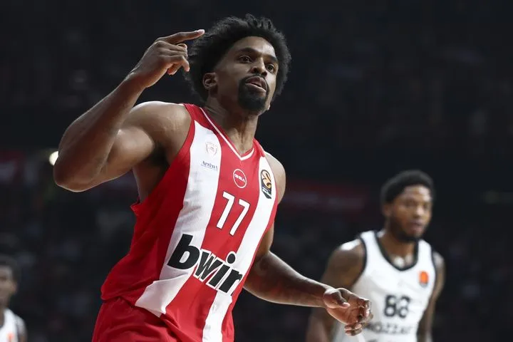 Οι 23 πόντοι που πρόσφερε ο Γουόκαπ, η ερυθρόλευκη πεντάδα από τα παλιά που γύρισε το ματς και οι ΜακΚίσικ - Μιλουτίνοβ