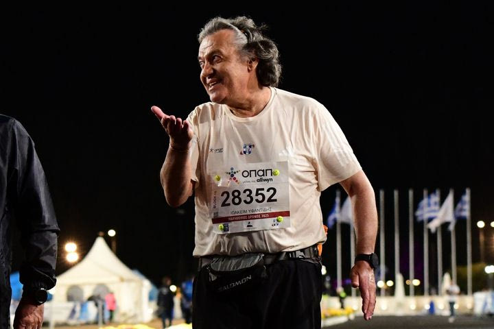 ΑΜΑ 2025: Ο 67χρονος που τερμάτισε τελευταίος και απέδειξε πως ο Μαραθώνιος δεν μετριέται σε χρόνο, αλλά σε ψυχή