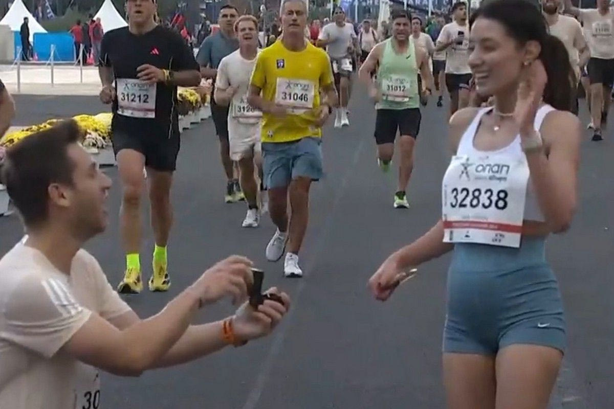 Ρομαντικές στιγμές στον Μαραθώνιο 2025: Της έκανε πρόταση γάμου στον τερματισμό