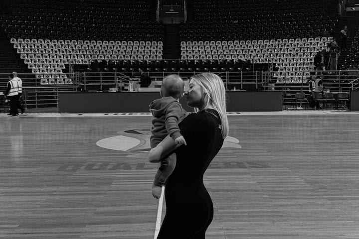 Τολιόπουλος: Η Μαρία Χατζηπαρασίδου στις κερκίδες της Εθνικής με τον μικρό τους γιο