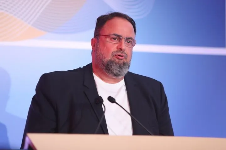 Ο Βαγγέλης Μαρινάκης στο πλευρό των θυμάτων της επίθεσης στο Χάντινγκτον