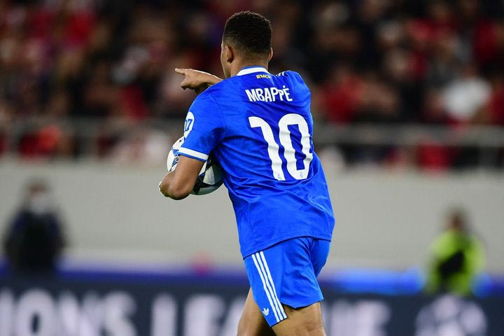 Ο Εμπαπέ πήρε την μπάλα στην πλάτη της άμυνας του Ολυμπιακού και πλάσαρε για το 1-1