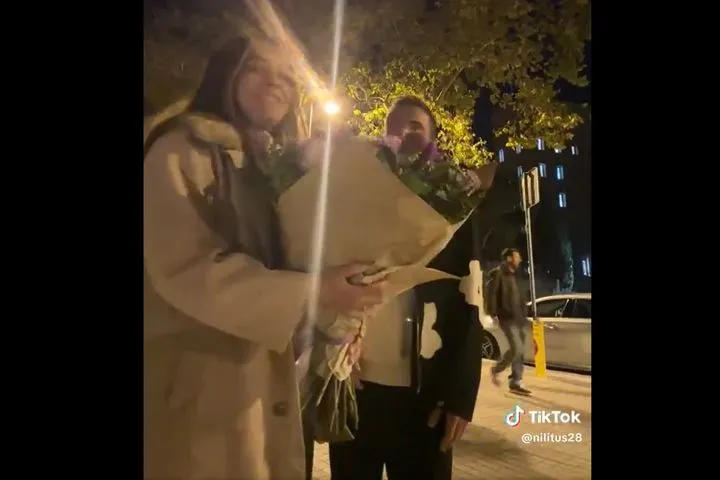 Όταν ο Μέσι “διέκοψε” μια ρομαντική στιγμή ενός ζευγαριού στη Βαρκελώνη και έγινε viral