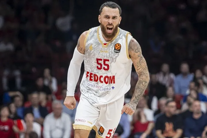 Η Μονακό λύγισε την Ναντέρ στη δεύτερη παράταση με 34άρα του Μάικ Τζέιμς