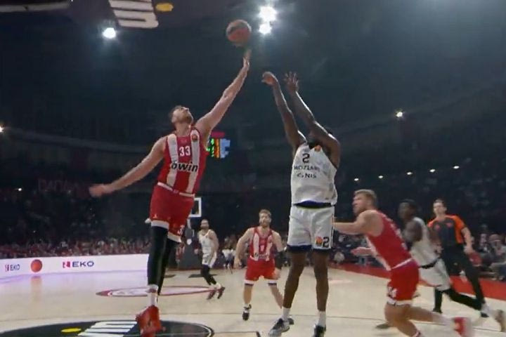 Η μεγάλη άμυνα και η καθοριστική τάπα του Μιλουτίνοβ στη νίκη του Ολυμπιακού