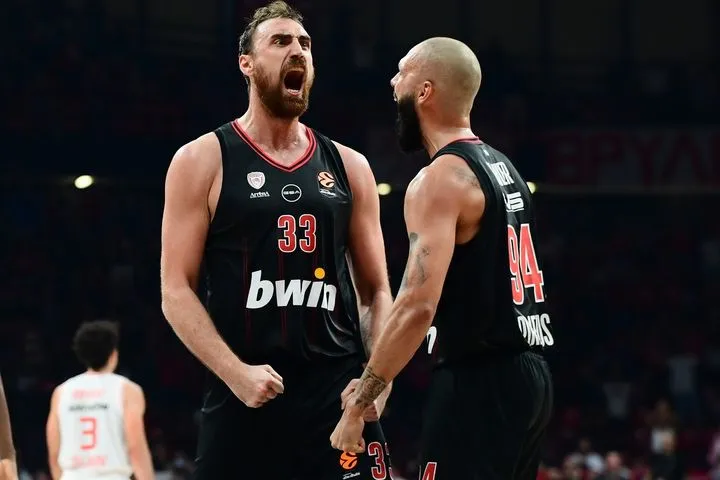 Ο Ολυμπιακός πέταγε τούβλα αλλά ήταν και πιο σκληρός από ποτέ