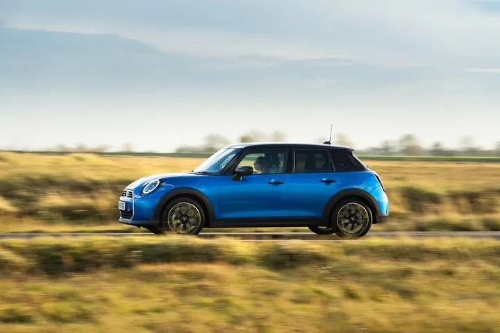 Δοκιμάζουμε το βασικό 5θυρο MINI Cooper, το Mini που μεγάλωσε κρατώντας την νεανικότητά του σε όλα τα επίπεδα