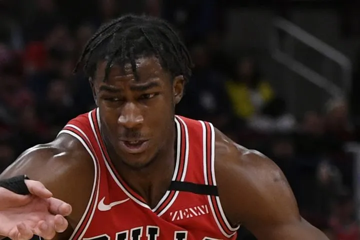 Ο Άνταμ Μοκόκα ξέρανε την Μονακό στα 5″ πριν το φινάλε, στο πρώτο ματς της τιμωρίας του Μάικ Τζέιμς