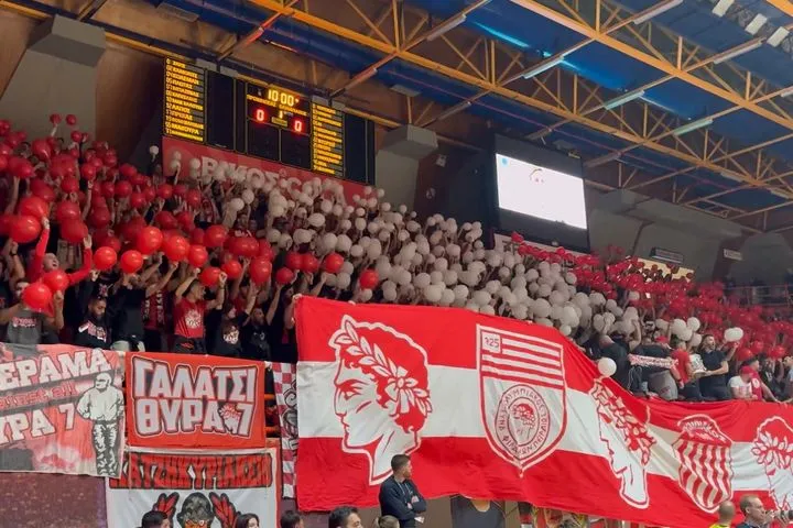 Οι οπαδοί του Ολυμπιακού γέμισαν με κόκκινα και λευκά μπαλόνια το κλειστό “Δημήτρης Τόφαλος” της Πάτρας