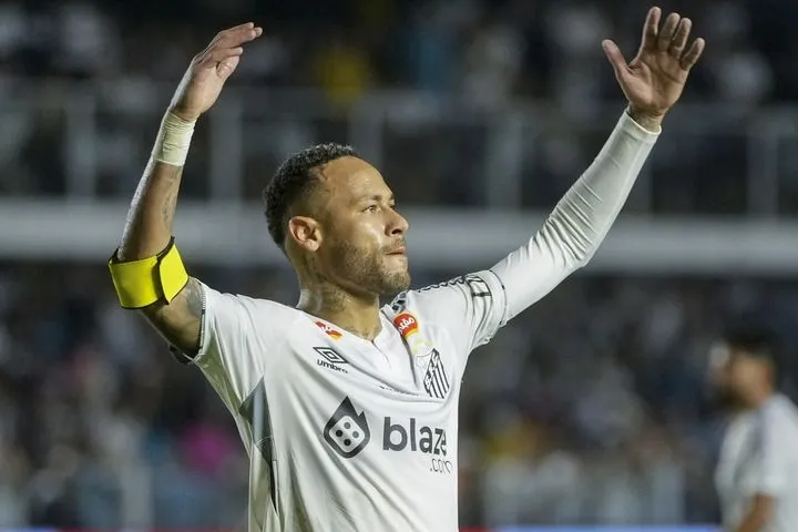 Λουξεμπούργκο κατά Νεϊμάρ: “Ένας αληθινός ηγέτης δεν ωθεί την ομάδα μόνο με λόγια, αλλά και με πράξεις”