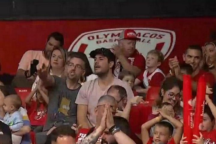 Όμορφες στιγμές στο ΣΕΦ με οικογένειες στο ματς του Ολυμπιακού με τον Ηρακλή