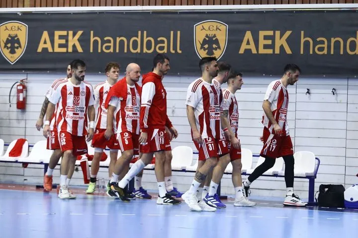 Οι παίκτες του Ολυμπιακού αποχωρούν για τα αποδυτήρια