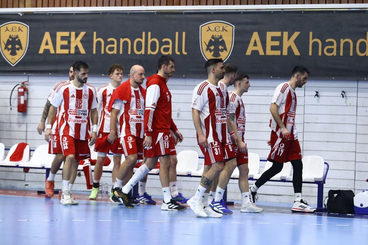 Οι παίκτες του Ολυμπιακού αποχωρούν για τα αποδυτήρια