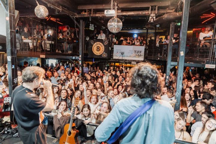 Ουρές έξω από το Eightball club για τον Κωστή Μαραβέγια