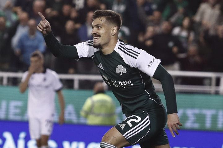 Ο Μίλος Πάντοβιτς πανηγυρίζει το γκολ κόντρα στον ΠΑΟΚ