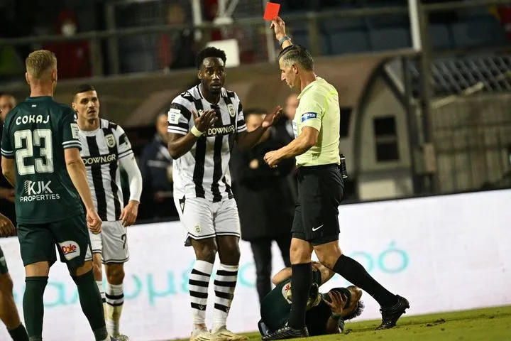 Λεβαδειακός – ΠΑΟΚ: Ο Σιδηρόπουλος απέβαλε τον Μεϊτέ, ο VAR τον κάλεσε για να ανακαλέσει, όμως ο Έλληνας διαιτητής κράτησε την αρχική του απόφαση