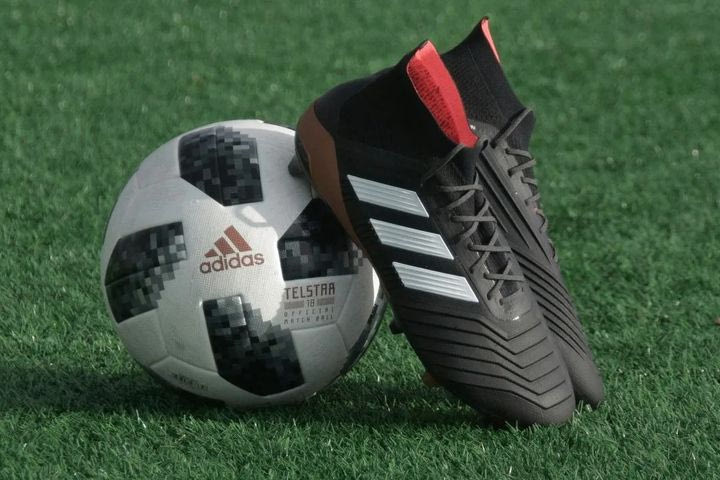 Ποδοσφαιρικά παπούτσια σε έκπτωση για να απολαύσεις ποδόσφαιρο με ομάδα και φίλους