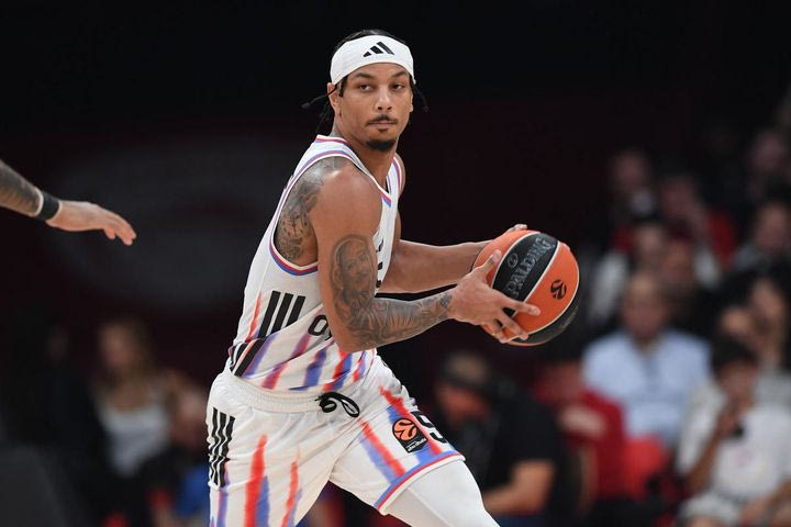 Παρί: Ξέγνοιαστες στιγμές για τους Παριζιάνους με σουβλάκια στην Αθήνα, πριν την αναχώρησή τους