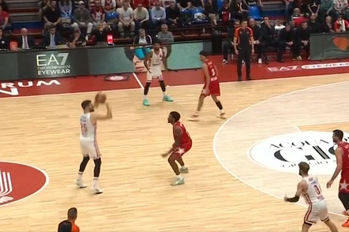 Ο Άλεκ Πίτερς το έβαλε από τα 10 μέτρα και η EuroLeague τον αποθέωσε: "Λίγοι έχουν το range του"