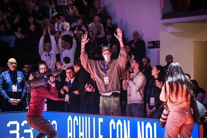 Συγκίνηση στην Ιταλία: Ο Ακίλε Πολονάρα έδωσε το “παρών” στον αγώνα της Εθνικής και η μεγάλη οθόνη τον παρουσίασε σαν να αγωνίζεται