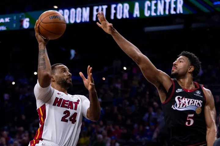 Σίξερς – Χιτ 117-127: Τέταρτη συνεχόμενη νίκη για το Μαϊάμι με οδηγούς Πάουελ και Γουέρ