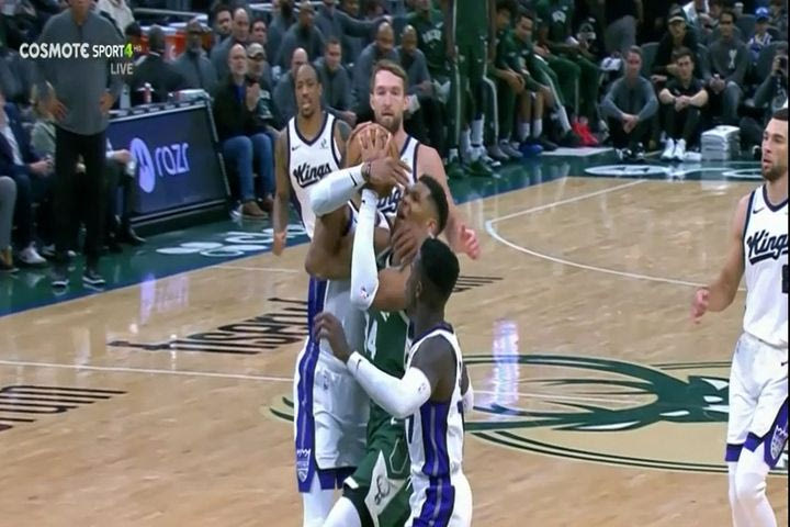 Μπακς – Κινγκς: Ο Γούεστμπρουκ έκανε λαβή στον Γιάννη Αντετοκούνμπο και τον έπιασε από τον λαιμό για να τον σταματήσει – Απλό φάουλ έδωσαν οι διαιτητές