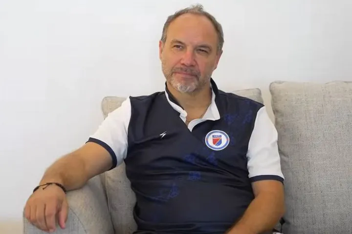 Μουντιάλ 2026: Η Αϊτή δηλώνει παρούσα στο Παγκόσμιο Κύπελλο, παρόλο που ο προπονητής της δεν έχει πατήσει ποτέ το πόδι του στη χώρα