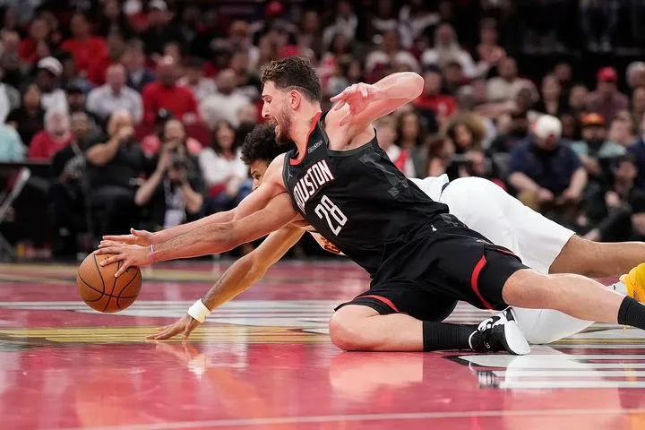Χιούστον Ρόκετς: Τρομερή no-look ασίστ του πεσμένου στο παρκέ Σενγκούν