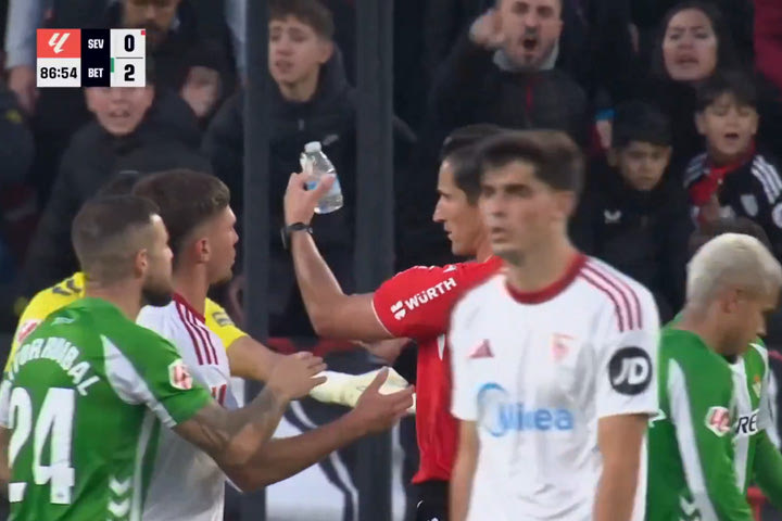 Σεβίλλη – Μπέτις: Προσωρινή διακοπή στο ντέρμπι της Ανδαλουσίας για ρίψη πλαστικών μπουκαλιών