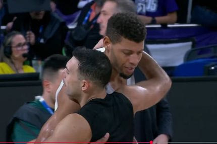 Το VIDEO του SPORT24 με τον Ταβάρες να ζητάει τη φανέλα του Σλούκα