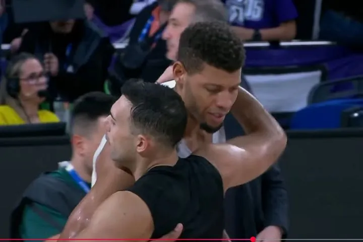 Το VIDEO του SPORT24 με τον Ταβάρες να ζητάει τη φανέλα του Σλούκα