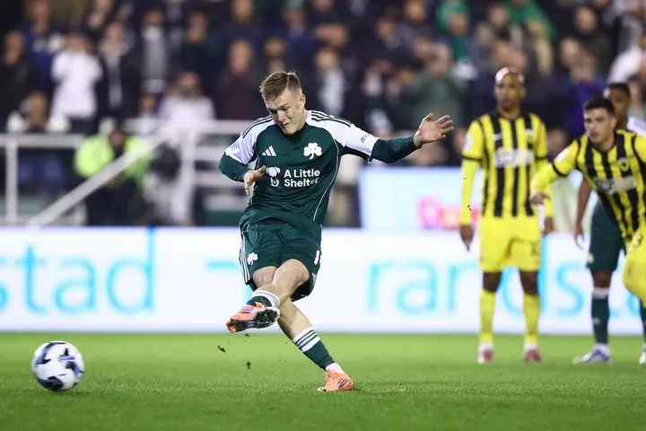 Ο Στρακόσα απέκρουσε το πέναλτι του Σβιντέρσκι, που δόθηκε μετά από on-field review για μαρκάρισμα του Πήλιου στον Τετέ