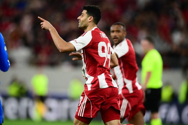 O Ολυμπιακός είναι εδώ: Σέντρα – αλφάδι του Έσε και εκπληκτική κεφαλιά του Ταρέμι, που μείωσε σε 3-2