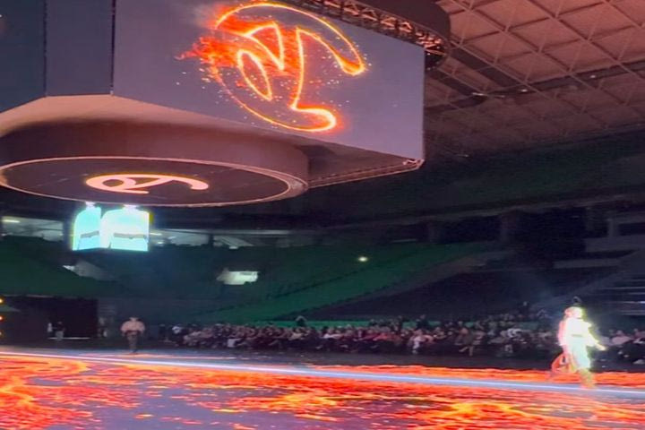 Παναθηναϊκός: Από παρκέ σε catwalk το Telecom Center Athens, έγινε πασαρέλα για τον Πάρη Βαλταδώρο