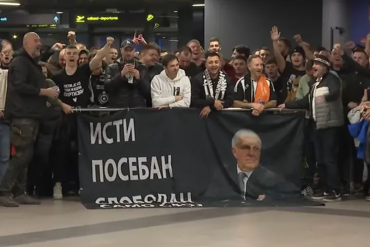 Χαμός στο αεροδρόμιο του Βελιγραδίου για την άφιξη του Ομπράντοβιτς: Εκατοντάδες οπαδοί της Παρτίζαν τον περιμέναν με ανυπομονησία