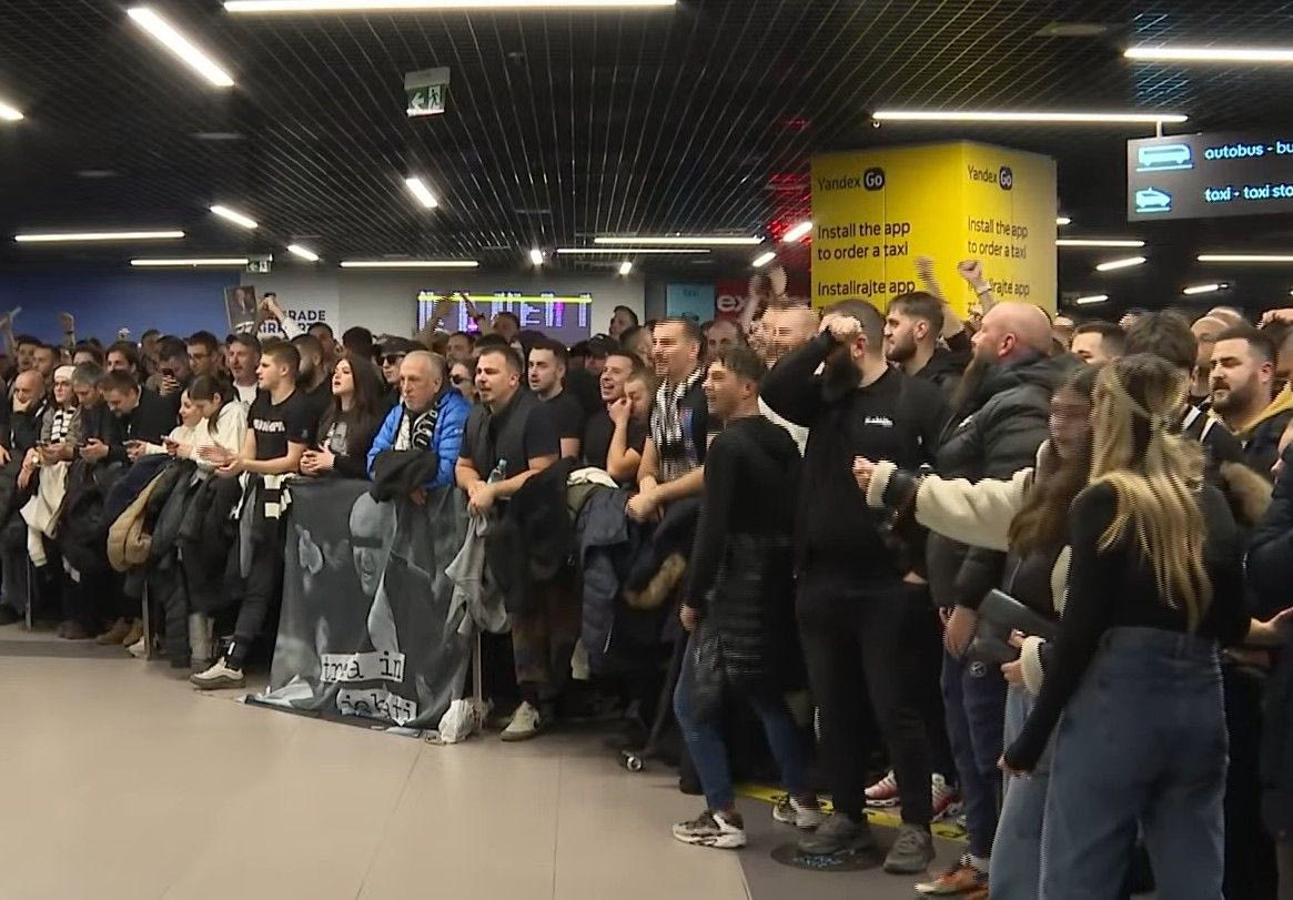 Χαμός στο αεροδρόμιο του Βελιγραδίου για την άφιξη του Ομπράντοβιτς: Εκατοντάδες οπαδοί της Παρτίζαν τον περιμέναν με ανυπομονησία