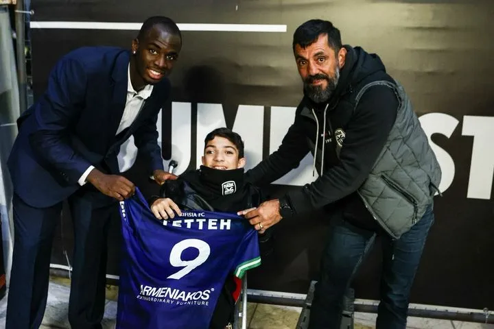 Κηφισιά: Ο Τεττέη έδωσε τη φανέλα του στον Γιάννη Παπαστεφανάκη