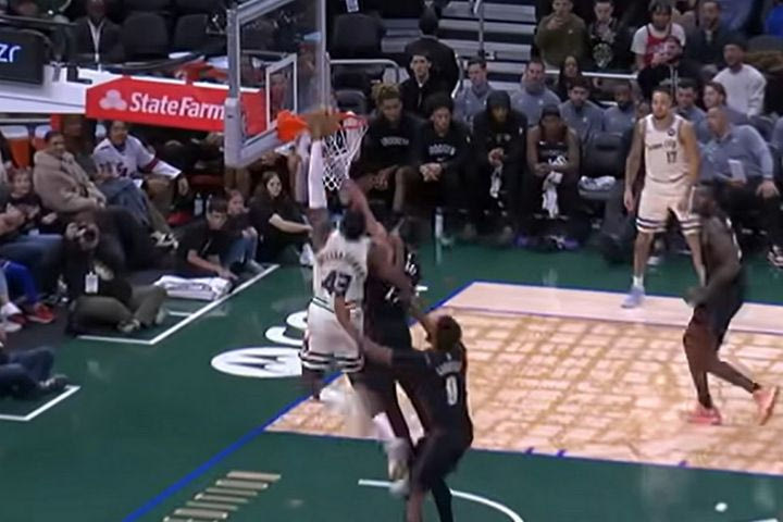NBA: Ο Θανάσης Αντετοκούνμπο κάρφωσε θεαματικά και βρέθηκε στο No6 του Top-10