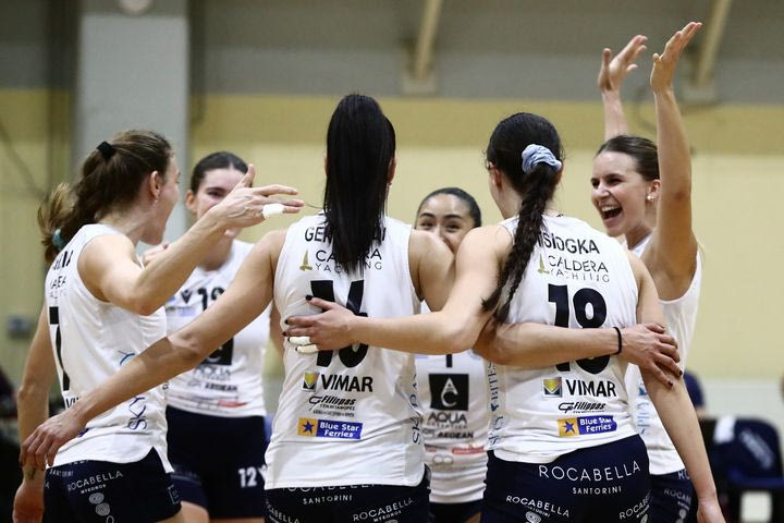 Volley League Γυναικών: Σπουδαία ανατροπή από τον Πανιώνιο Betsson, επέστρεψε από το 0-2, ήττα για την ΑΕΚ 3-0 από τον ΑΟ Θήρας