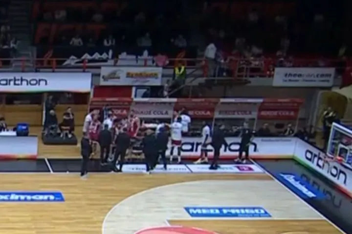 Εκνευρισμένος ο Μπαρτζώκας, άφησε το πινακάκι του στην καρέκλα και έληξε πρόωρα το time-out