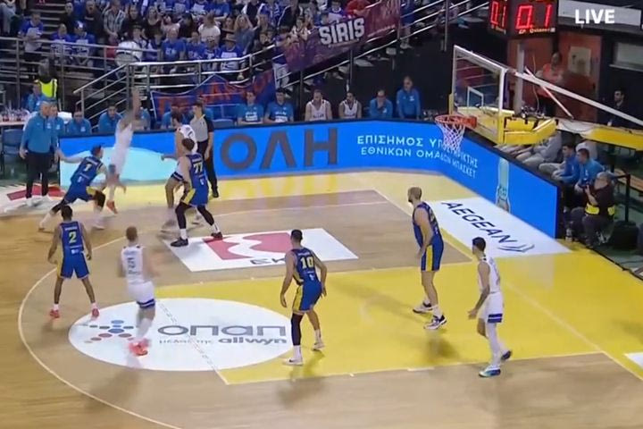Απίθανο ακροβατικό buzzer beater από τον Τολιόπουλο