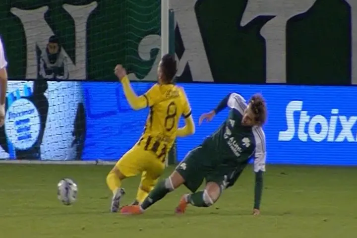 Ο Τουμπά ανέτρεψε τον Γκατσίνοβιτς εκτός περιοχής και αντίκρισε τη δεύτερη κίτρινη κάρτα στο 64′