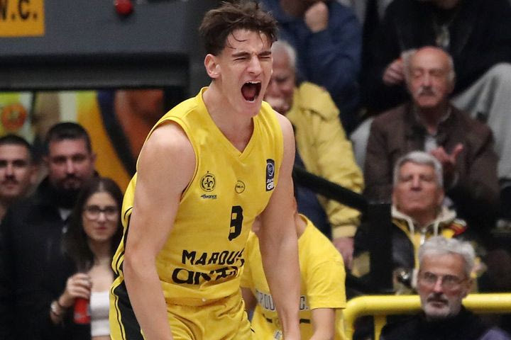 Ο 20χρονος Τουλιάτος έκλεψε και κάρφωσε θεαματικά μπροστά στον Κατσίβελη