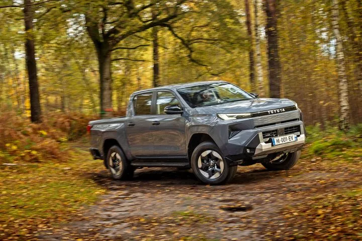 Πέφτουν και τα τελευταία “κάστρα”: Η Toyota αποκαλύπτει το νέο Hilux, για πρώτη φορά και σε αμιγώς ηλεκτρική έκδοση