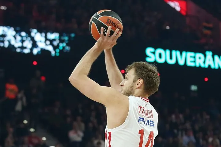 Το άστοχο τρίποντο του Βεζένκοβ που θα έστελνε το παιχνίδι με την Αρμάνι στην παράταση