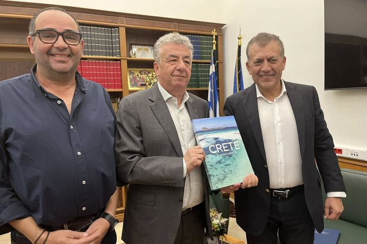 Ο Βρούτσης ανακοίνωσε την αντικατάσταση του ταρτάν στίβου στο στάδιο Ελευθερίας και την κατασκευή νέας κολυμβητικής δεξαμενής