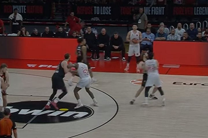 Ολυμπιακός – Χάποελ: Πώς ο Γουόκαπ διάβασε τη φάση και οδήγησε τον Μίτσιτς στο επιθετικό φάουλ που καθόρισε το ματς