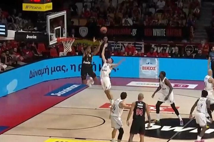 Εντυπωσιακή φάση στο Ολυμπιακός – Ηρακλής, με το alley oop του Γουόρντ από ασίστ του Γουόκαπ