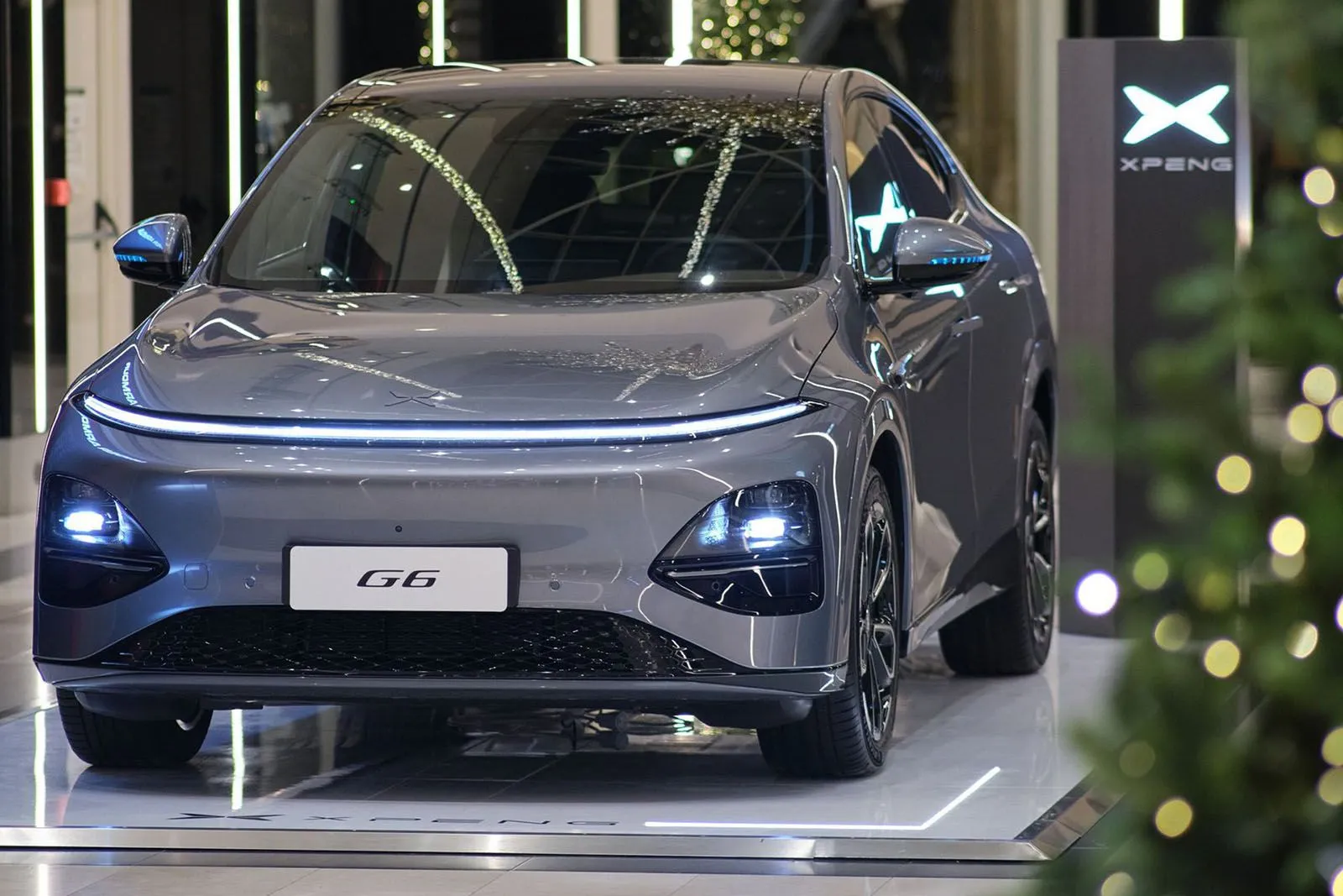 Οι ενδιαφερόμενοι για το Xpeng G6 SUV μπορούν να σπεύσουν στο Golden Hall να το δουν από κοντά